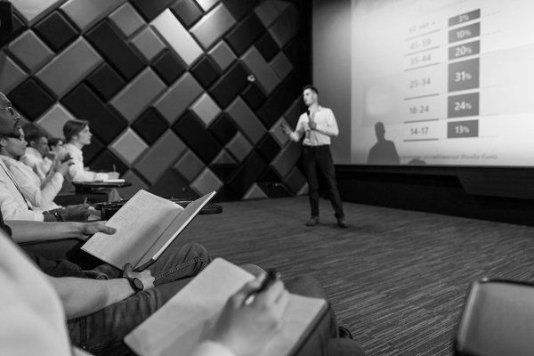 Optimiser l'acoustique de votre salle de conférence efficacement